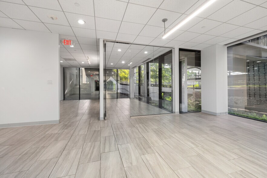 More Photos Of 17 S Briar Hollow Ln, Houston Office Residential For Lease