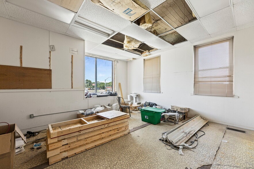 More Photos Of 415 W Madison Ave, Iola Restaurant For Sale