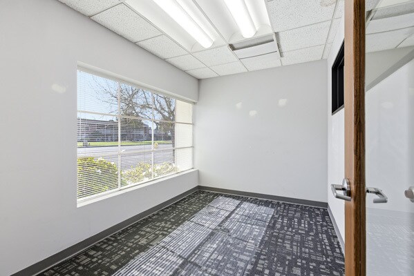 More Photos Of 2065-2095 Huntington Dr, San Marino Office For Sale