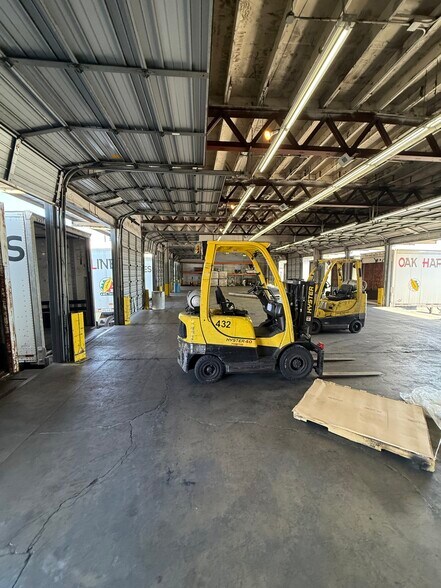 More Photos Of 1295 NE Johnson St, Salem Manufacturing For Sale