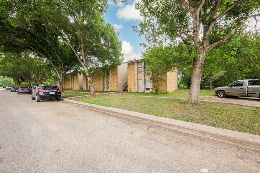 More Photos Of 700 N Medina St, Lockhart Apartments For Sale