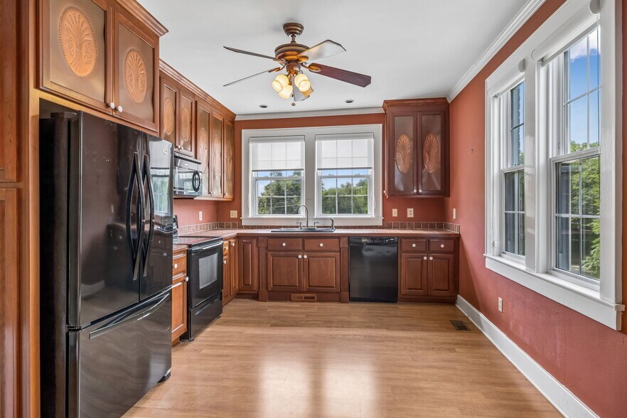 More Photos Of 609 W 7th St, Columbia Office For Sale