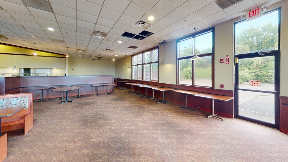 More Photos Of 320 Boardman Poland Rd, Youngstown General Retail For Sale