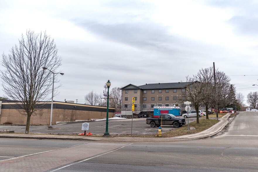 More Photos Of 260 King St W, Brockville Freestanding For Lease