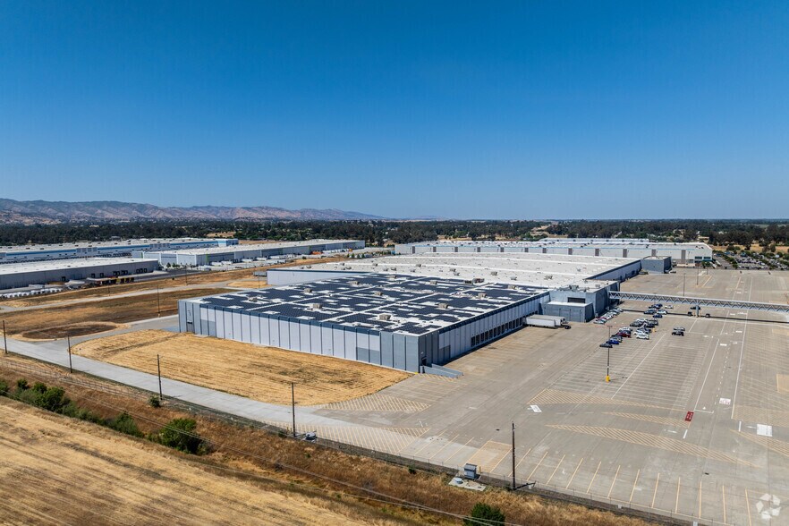 More Photos Of 700 Crocker Dr, Vacaville Distribution For Lease