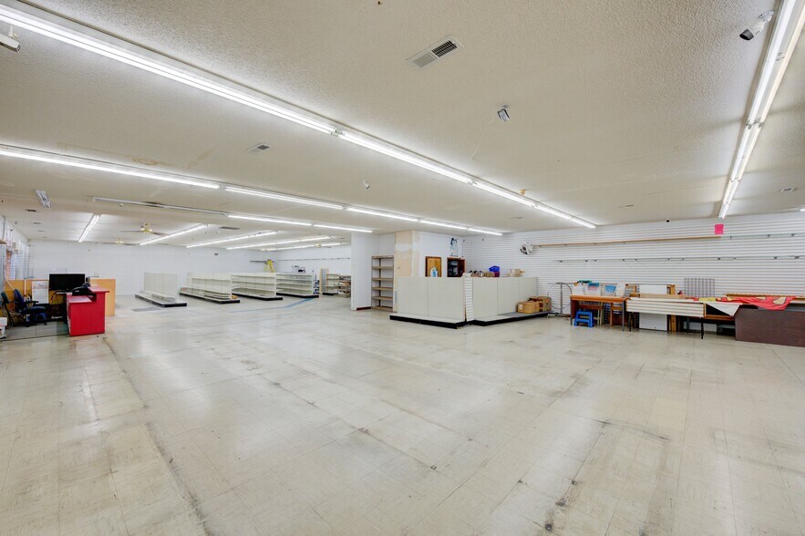 More Photos Of 2105 Decker Blvd, Columbia Freestanding For Sale