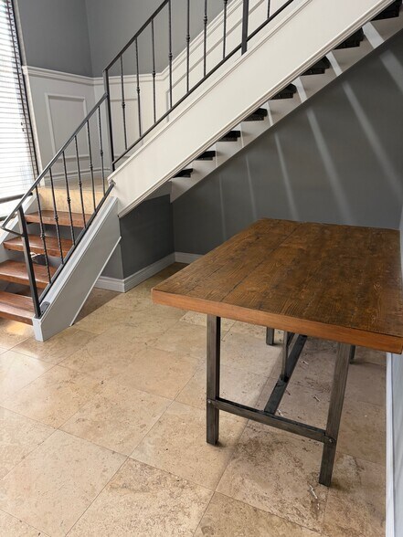 More Photos Of 23291 Ventura Blvd, Woodland Hills Loft Creative Space For Lease