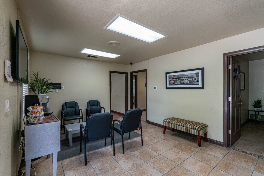 More Photos Of 39126-39130 3rd St E, Palmdale Service For Sale