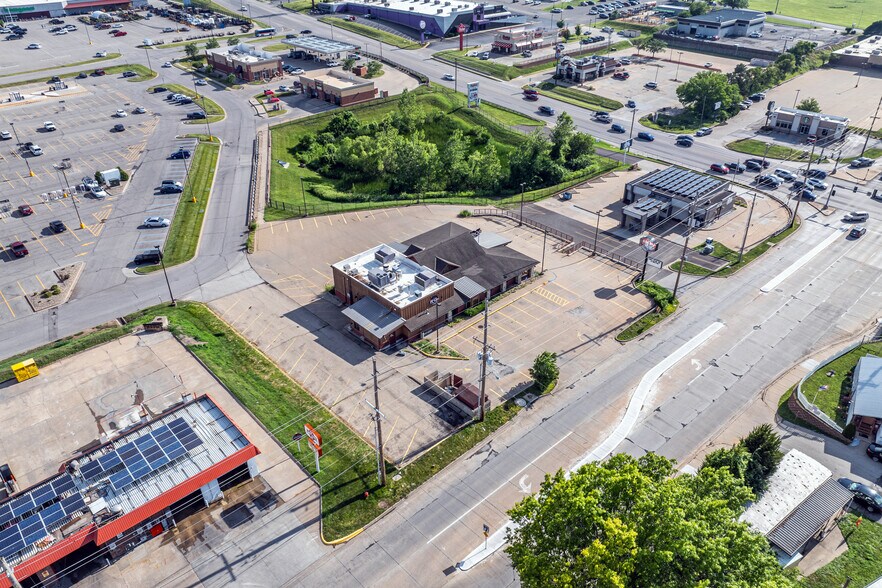 More Photos Of 3704 Faraon St, Saint Joseph Restaurant For Lease