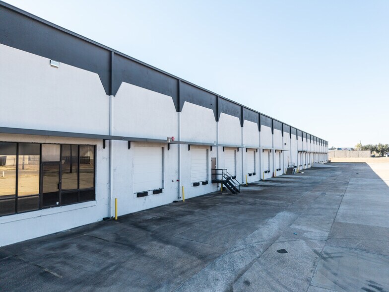 More Photos Of 8330 Endicott Ln, Dallas Warehouse For Lease