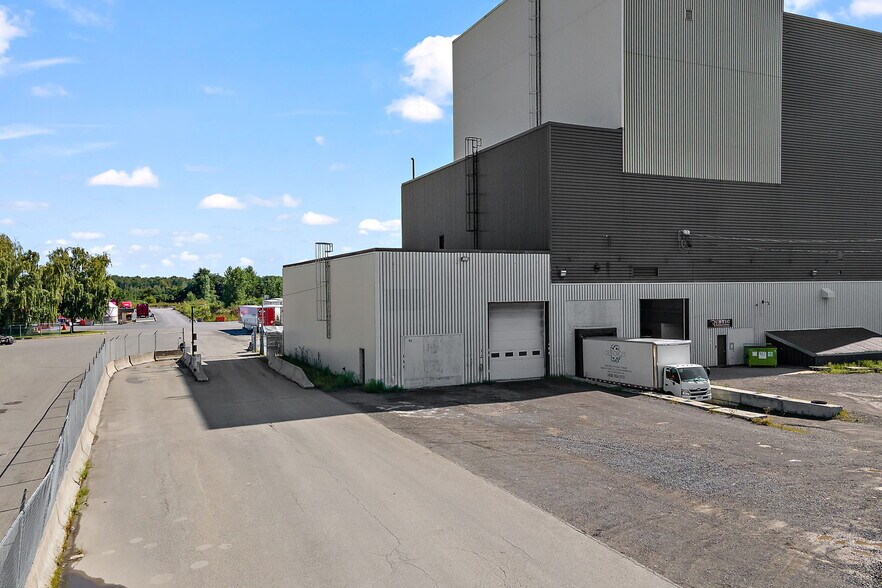 More Photos Of 35-75 Rue De L'acier, Coteau-du-lac Manufacturing For Sale