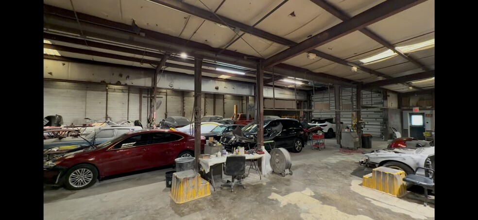 More Photos Of 1001-1015 Jefferson Davis Hwy, Richmond Auto Repair For Sale