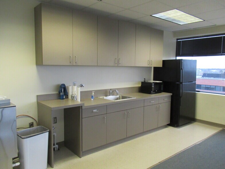 More Photos Of 3201 W White Oaks Dr, Springfield Office For Sale
