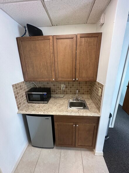 More Photos Of 14902 Winding Creek Ct, Tampa Medical For Lease