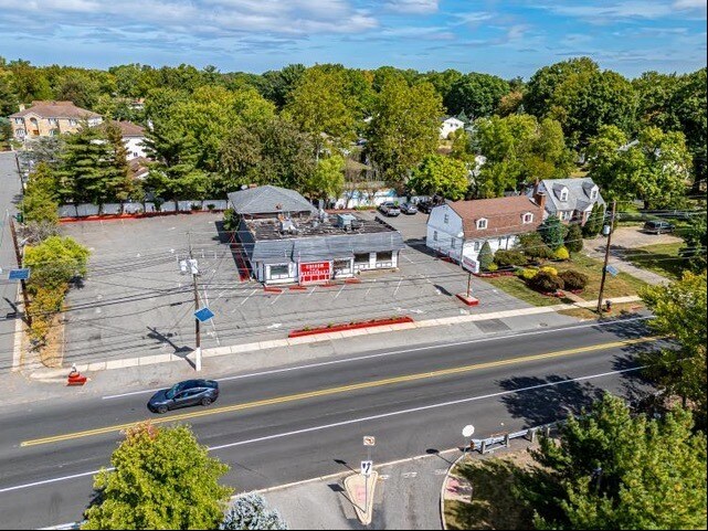 More Photos Of 1900 Oak Tree Rd, Edison Restaurant For Lease