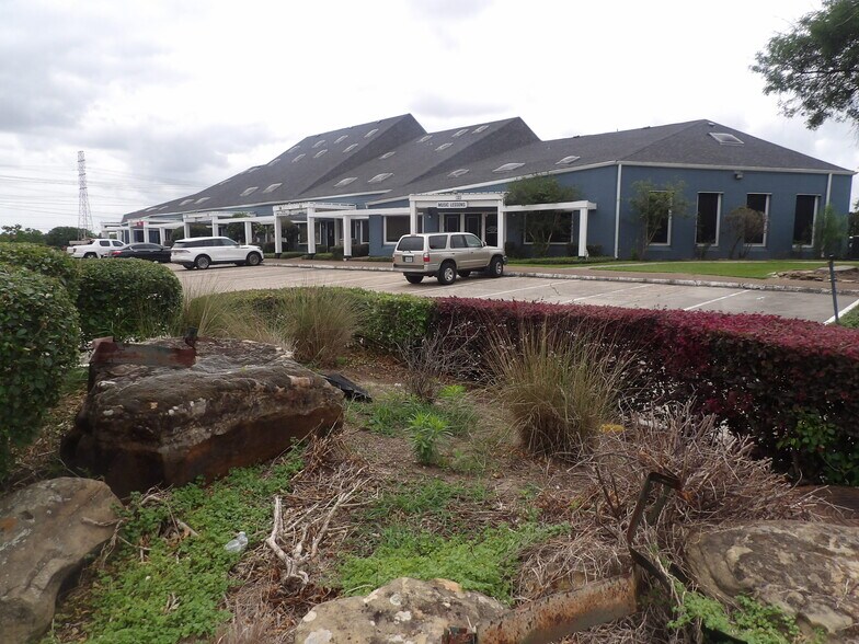 More Photos Of 17300 Saturn Ln, Houston Medical For Lease