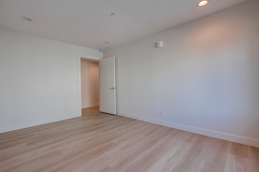 More Photos Of 3449 Ocean Front Walk, San Diego Apartments For Sale