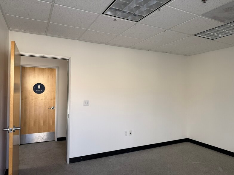 More Photos Of 34500 Gateway Dr, Palm Desert Warehouse For Lease