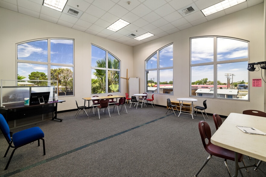 More Photos Of 44339 Beech Ave, Lancaster Schools For Lease