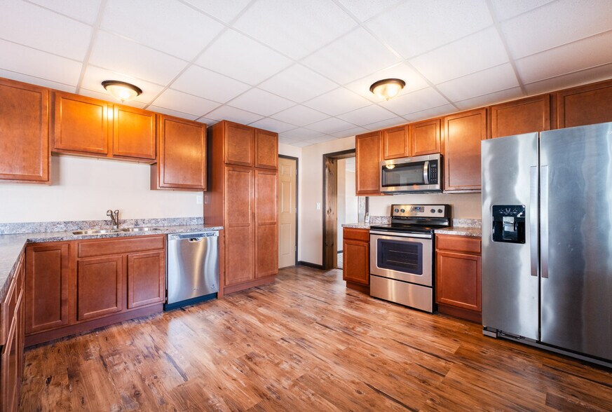 More Photos Of 208 E Lincoln Way, Lisbon Auto Repair For Sale