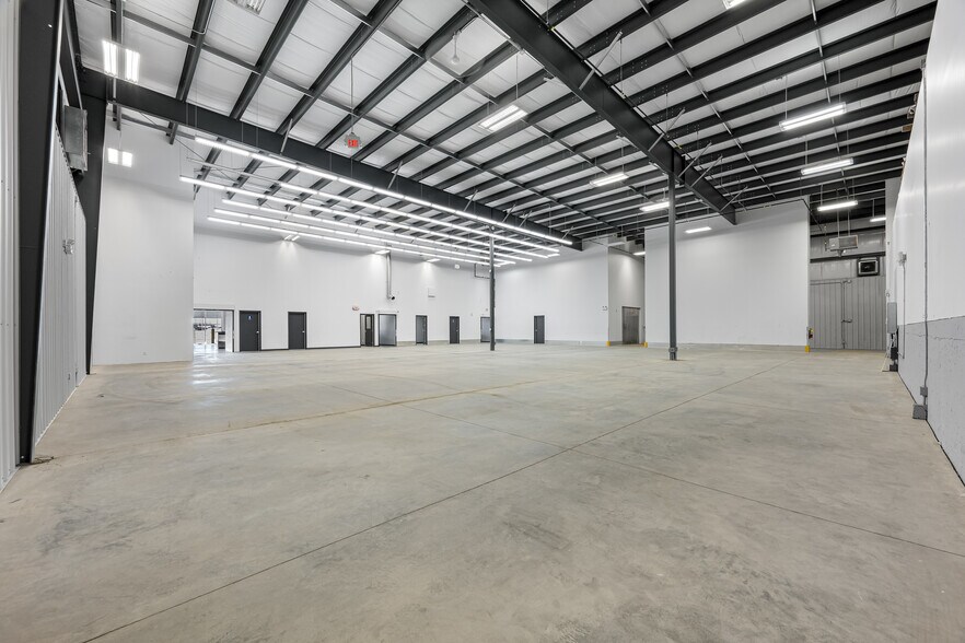 More Photos Of 5267 67 Av, Lloydminster Warehouse For Lease