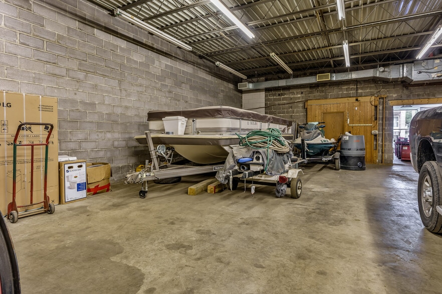 More Photos Of 415 N 3rd St, Rockford Light Distribution For Sale