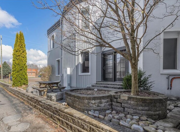 More Photos Of 361 King St, Midland Office For Sale