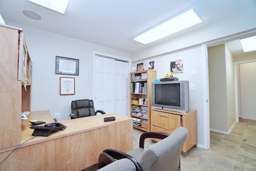 More Photos Of 1562 Drumgoole Rd E, Staten Island Medical For Sale