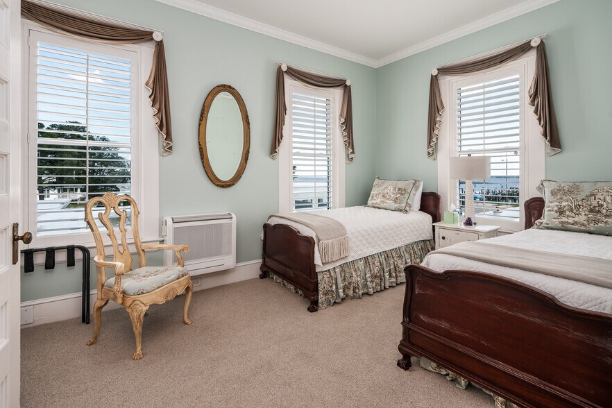 More Photos Of 738 E Main St, Belhaven Hotel For Sale