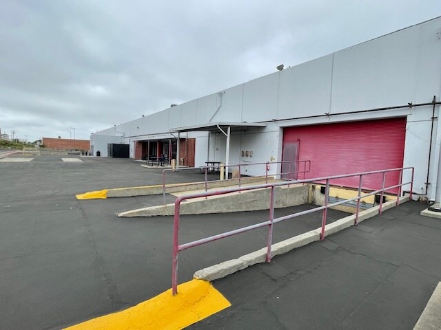 More Photos Of 1917-1921 E Mariposa Ave, El Segundo Warehouse For Lease