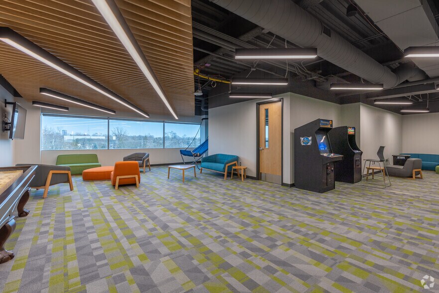 More Photos Of 25300-25330 Telegraph Rd, Southfield Office For Sale