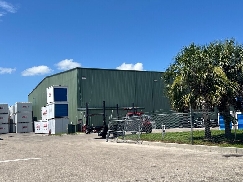 More Photos Of 11891 Amedicus Ln, Fort Myers Warehouse For Lease