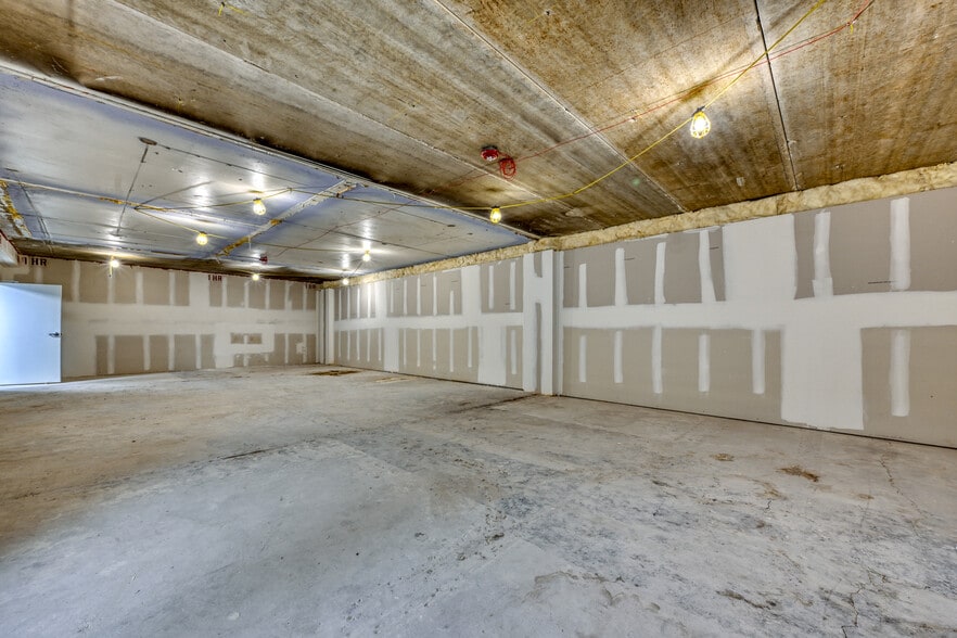More Photos Of 8282 Western Way Cir, Jacksonville Warehouse For Lease