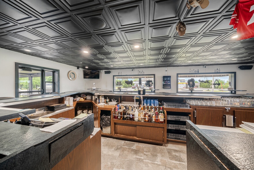More Photos Of 689 Broadway, Berlin Restaurant For Sale