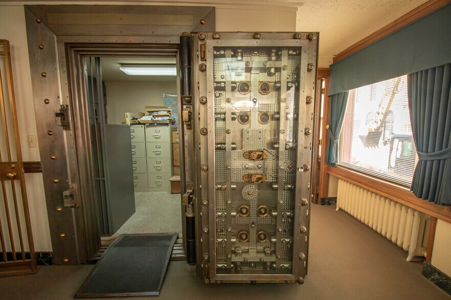 More Photos Of 301 Columbia St, Lafayette Office For Lease