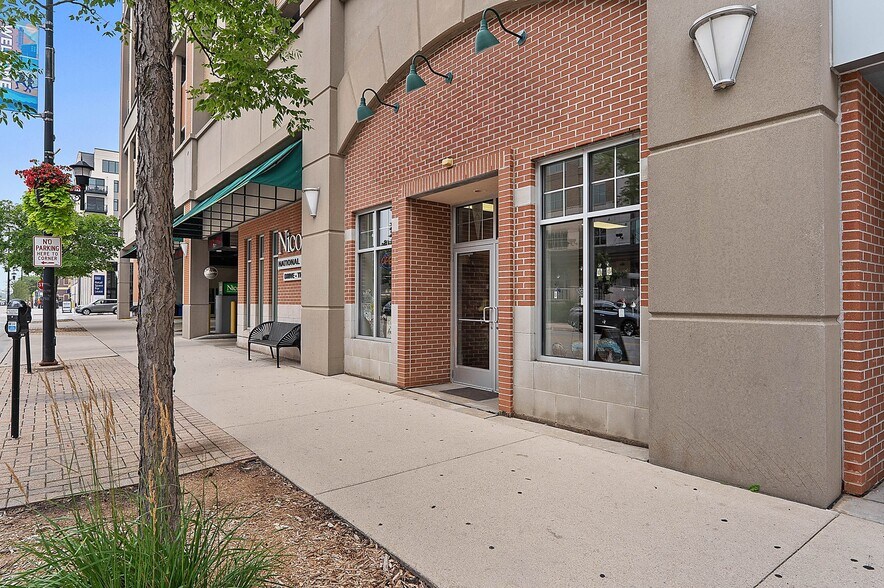 Primary Photo Of 100-140 N Washington St, Green Bay General Retail For Lease