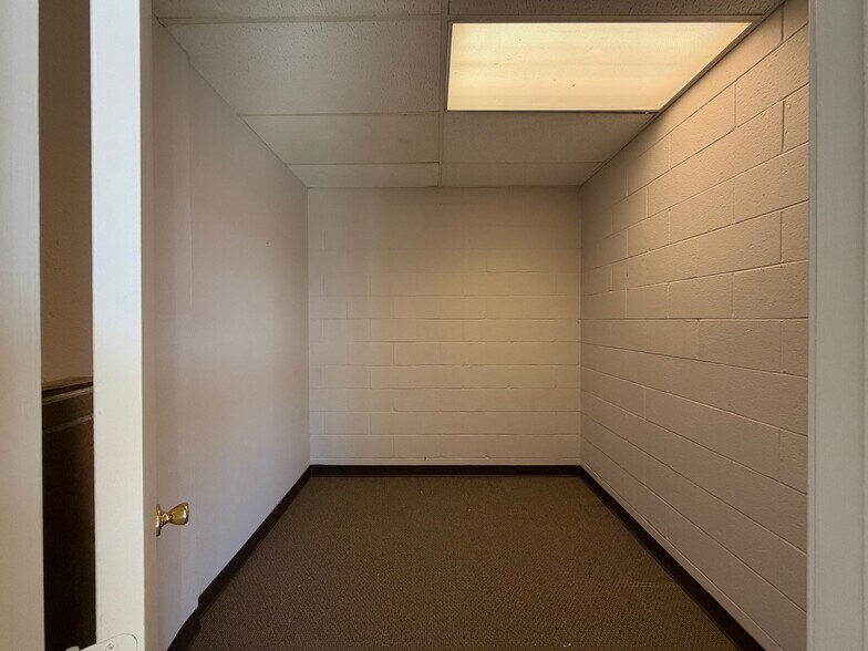 More Photos Of 2233 E 52nd St, Odessa General Retail For Lease