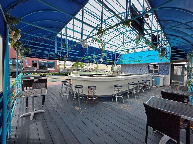 More Photos Of 103 Woodcleft Ave, Freeport Restaurant For Sale