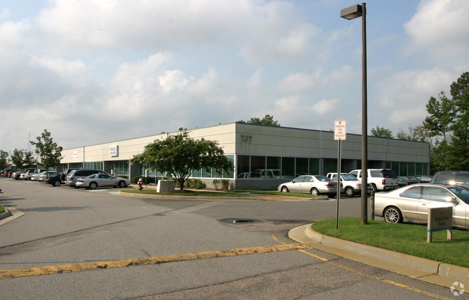 More Photos Of 737 Volvo Pky, Chesapeake Flex For Lease
