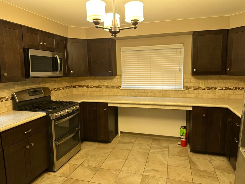 More Photos Of 37 W Haddon Ave, Oaklyn Sorority Fraternity House For Lease