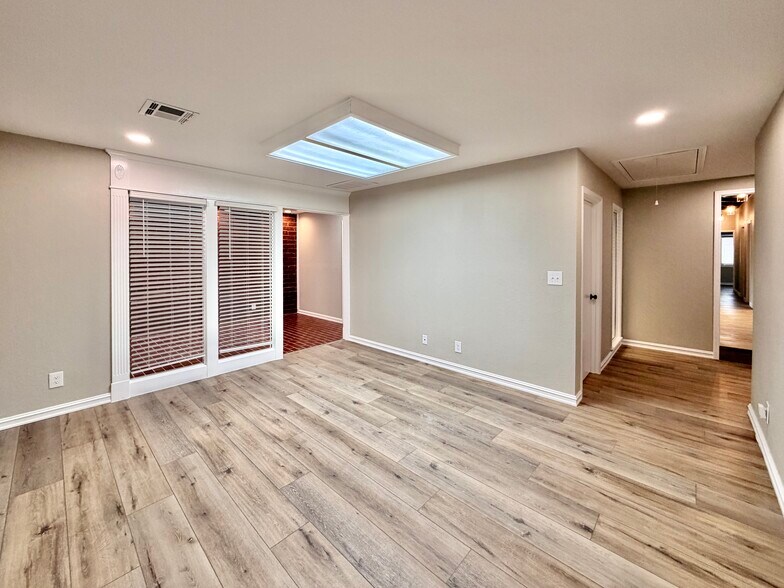 More Photos Of 1030 W Main St, Jenks Office For Sale