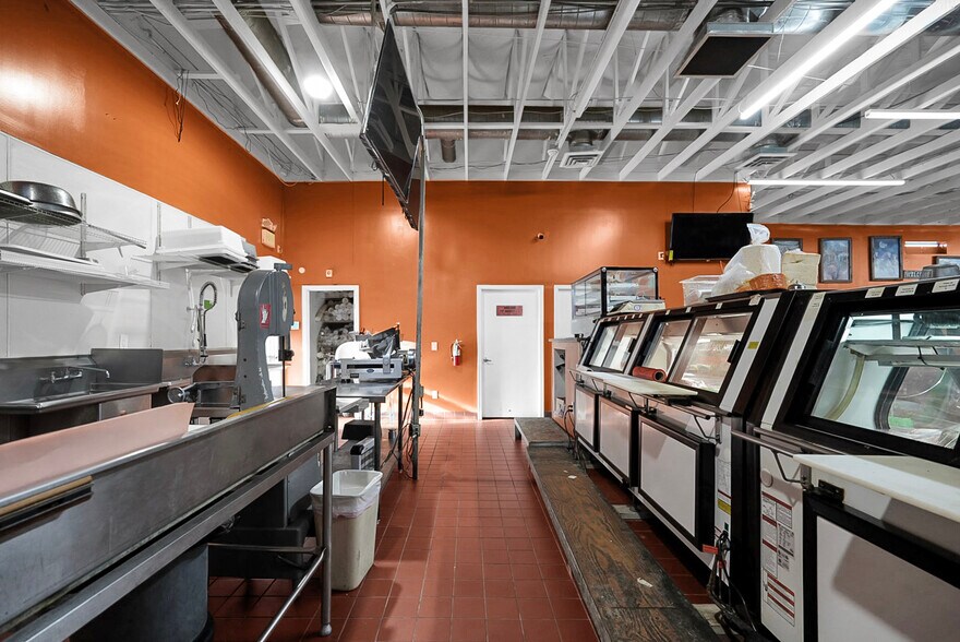 More Photos Of 6982 N Winton Way, Winton Restaurant For Sale