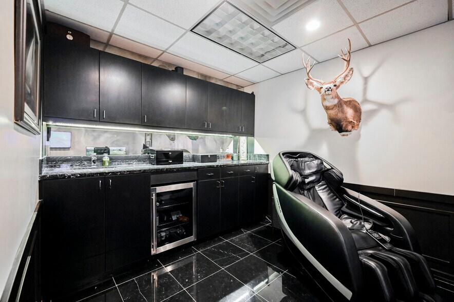 More Photos Of 630 S 3rd St, Las Vegas Office For Sale