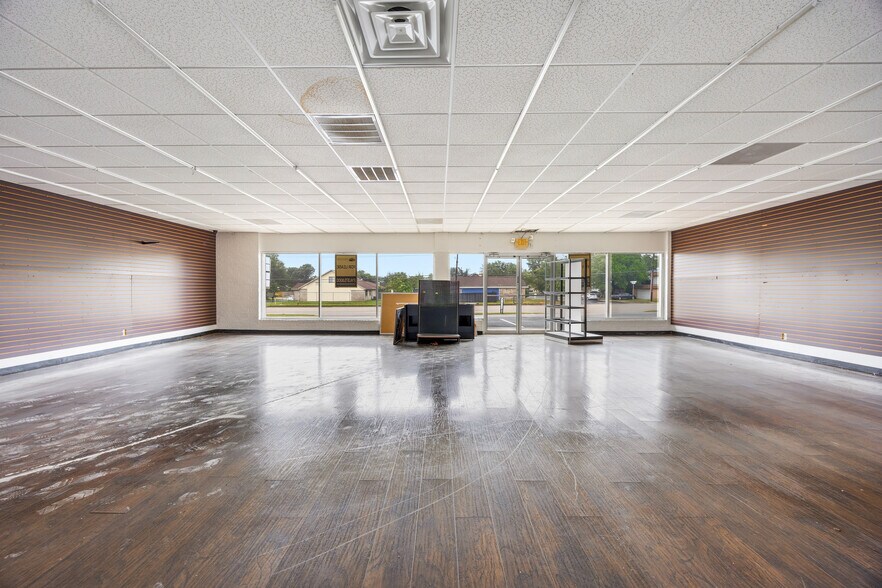 More Photos Of 1320-1326 Bedford Rd, Bedford Unknown For Lease