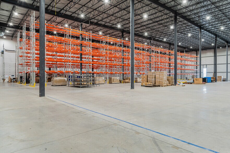 More Photos Of 210-250 St Jean-Coutu, Varennes Distribution For Lease