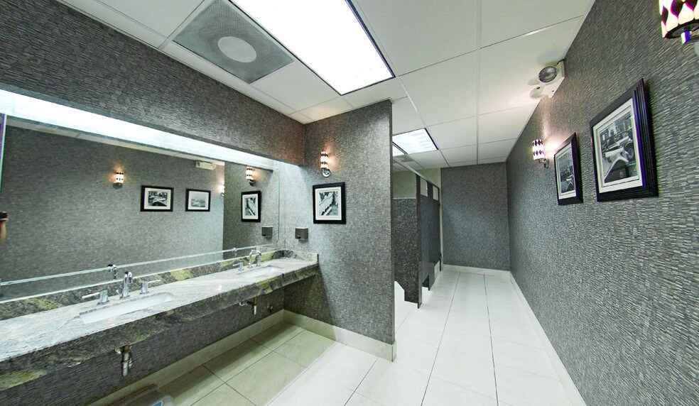 More Photos Of 5225 Katy Fwy, Houston Office For Lease