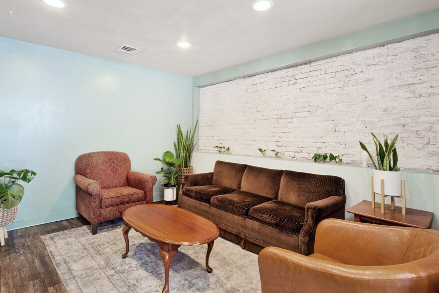 More Photos Of 33 Elm St, East Aurora Restaurant For Sale