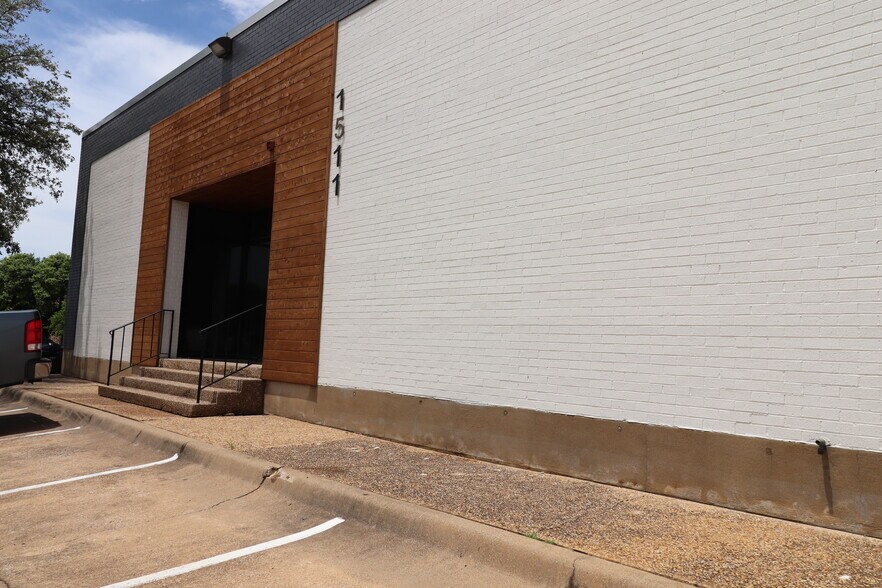 More Photos Of 1511-1523 Prudential Dr, Dallas Light Distribution For Lease