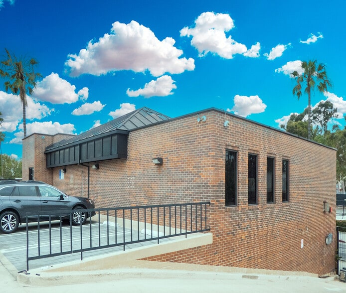 More Photos Of 464 N Fairfax Ave, Los Angeles Office For Sale