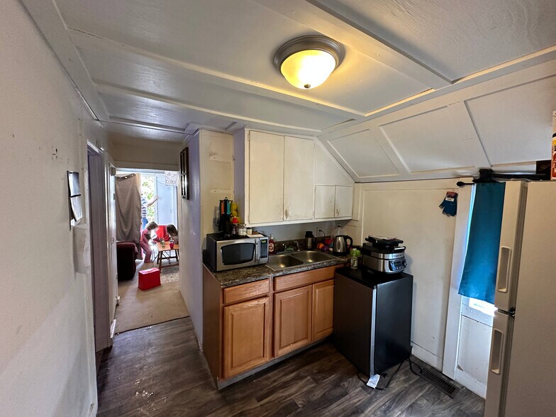 More Photos Of 1831 N C St, Elwood Apartments For Sale